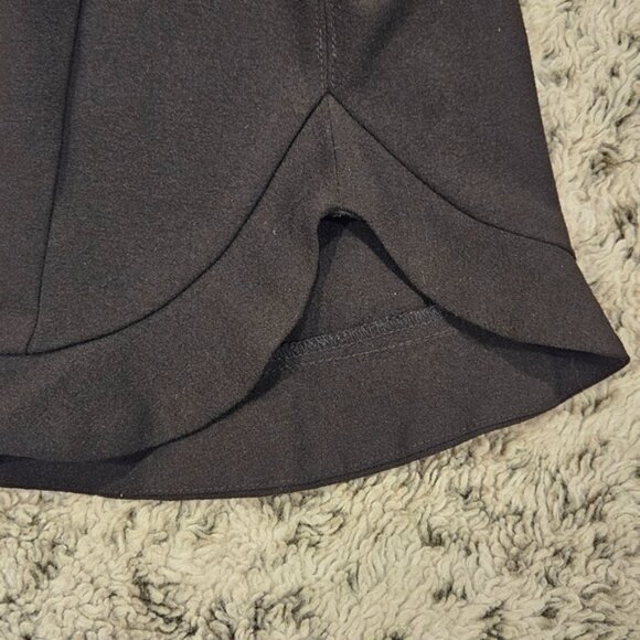 Nanette Lepore SZ 10 Black Capri Hi Lo Ruffled Hem Button Zip Closure No Pockets - Picture 11 of 11